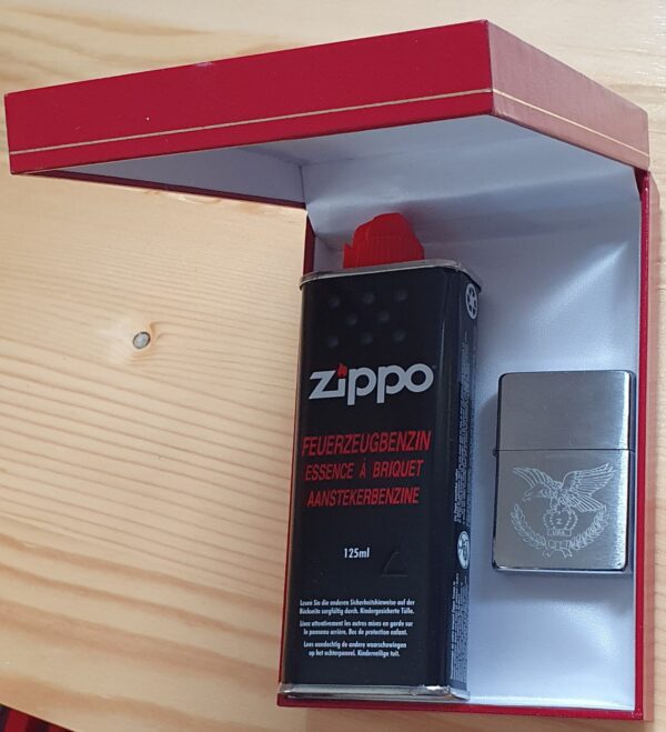 Zippo Feuerzeug mit Benzin